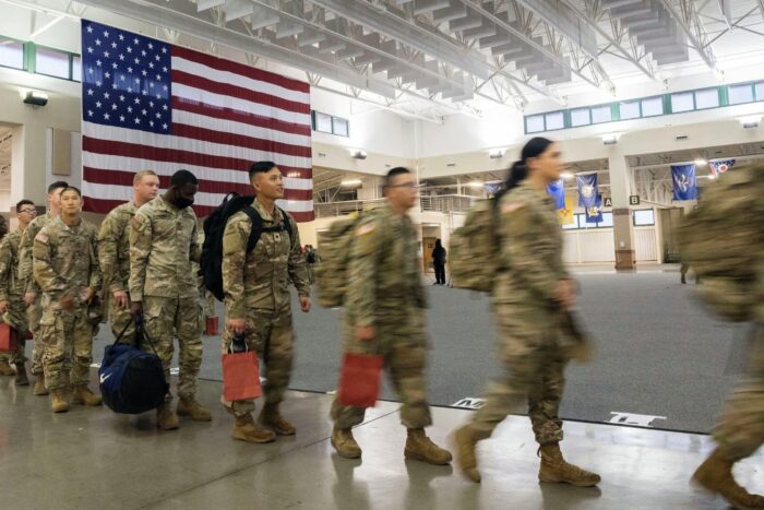 Ce se află în spatele crizei de recrutare a armatei americane? US military AP