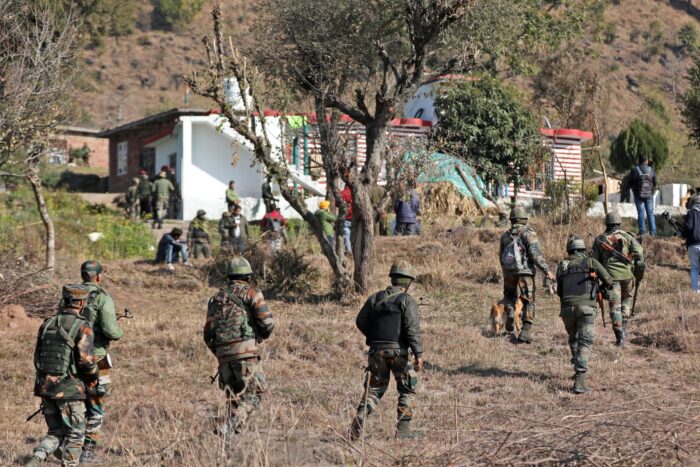 Cinci soldați indieni uciși într-un presupus atac rebel din Kashmir 000 336E27T