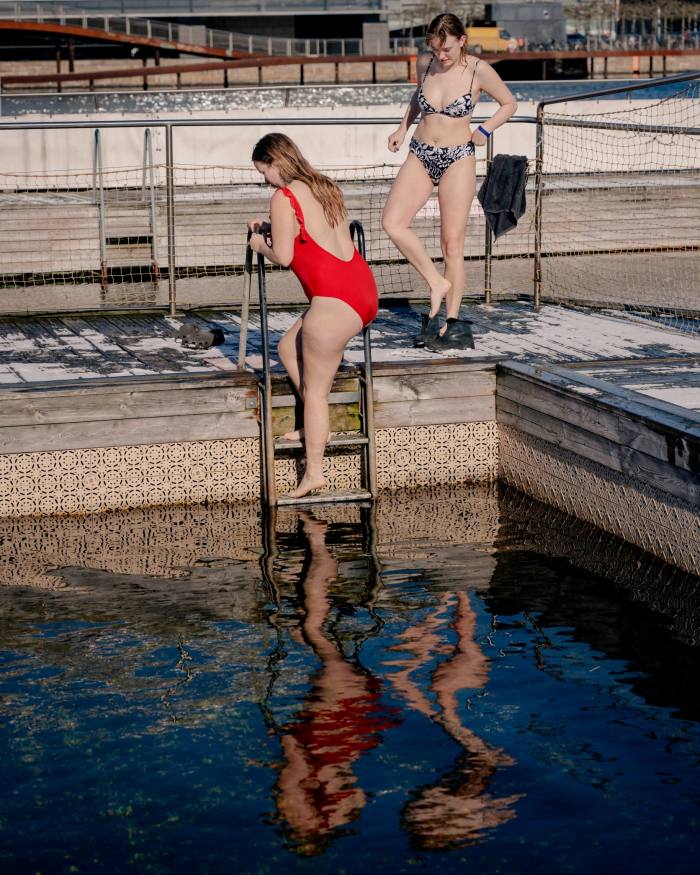 Două femei care scălățesc intr-o piscină de la băile Islands Brygge