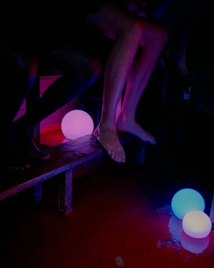 Globul de culoare albastru și violet se aprinde în sauna întunecată Butcher's Heat