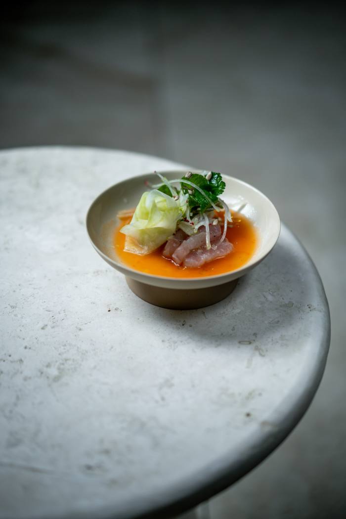 Sashimi de macrou cu portocală sanguină și iarbă de lămâie