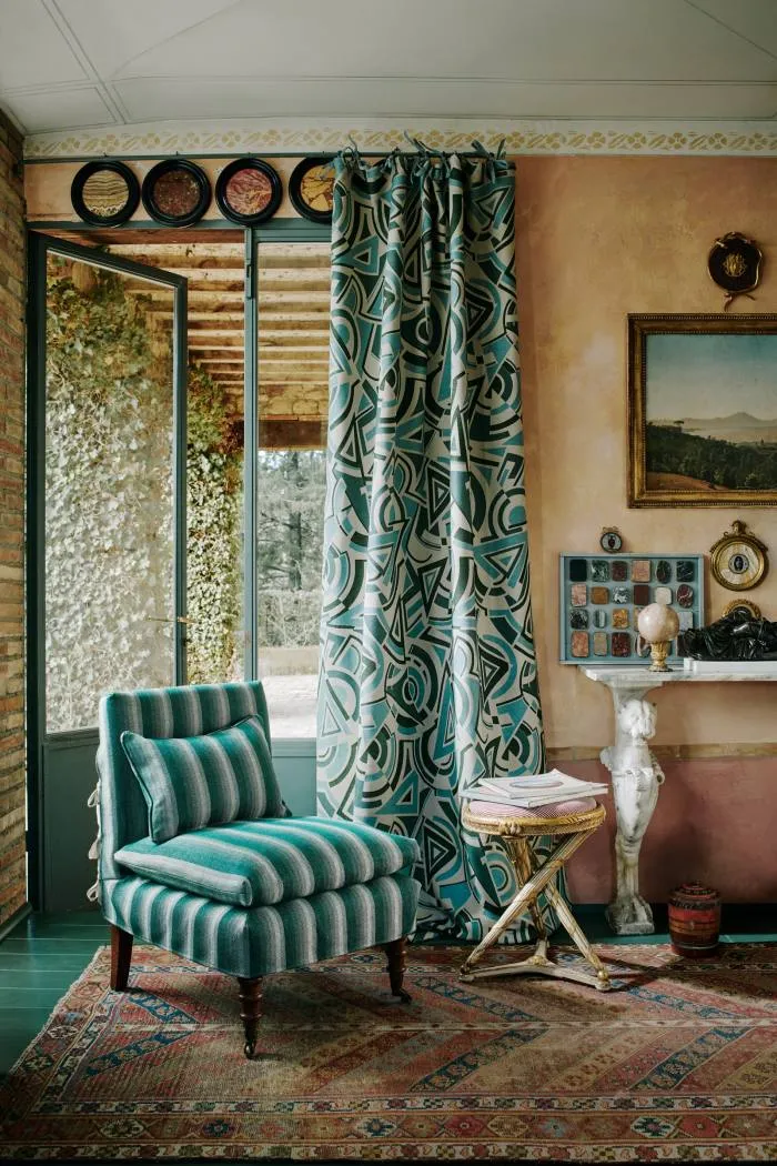 Casa lui Forquet din Cetona, Toscana. Scaunul este tapițat în Shadow Line în iunie. Perdelele sunt Trepak Weave in Sì!!