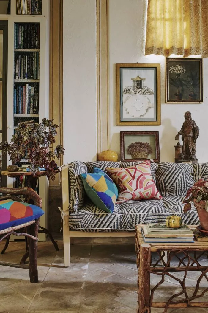 Shadow Stripe Weave în Piccadilly pe canapeaua din casa Forquet din Toscana. Pernele sunt dintr-o gamă de țesături FuturLiberty. Perdelele sunt Vertigo Weave in Sahara
