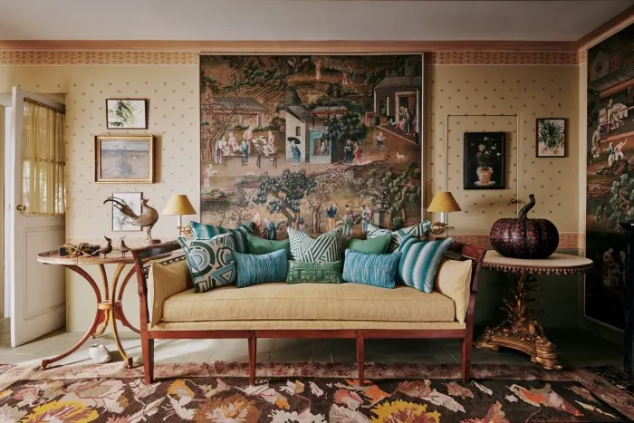 O canapea în Painted Elements in Sahara în casa lui Forquet din Toscana