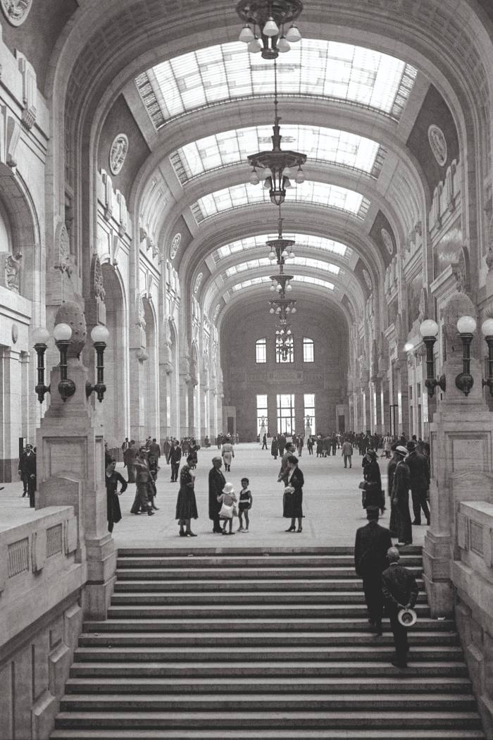 Poveștile din spatele marilor gări ale lumii Galeria interioară, acoperită de o boltă de mănăstire cu luminatoare, în gara centrală din Milano, 1931, din Memoria gărilor