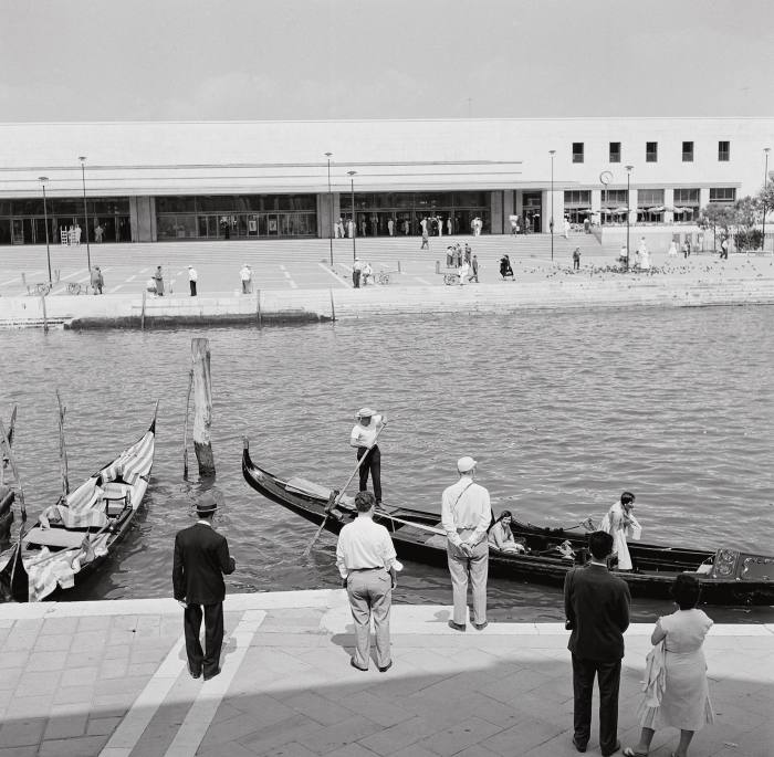Poveștile din spatele marilor gări ale lumii Gara principală din Veneția văzută de pe malul opus al Marelui Canal, 1957, din Memoria stațiilor