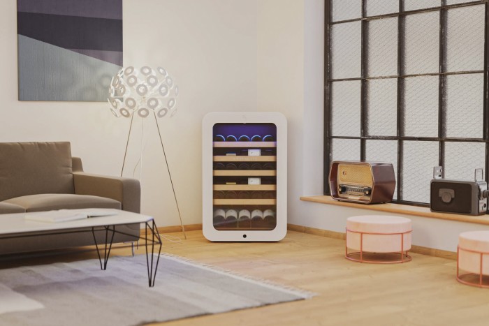 Compactul Swisscave WL120F este finisat în alb, negru sau roșu