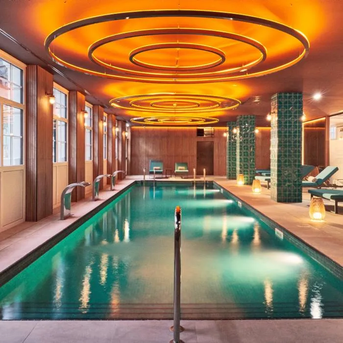 O piscină cu șezlonguri