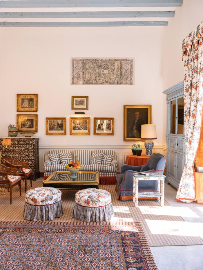 Fiecare dintre Grand Suites are podele originale, tavane înalte și mobilier de epocă și picturi în ulei