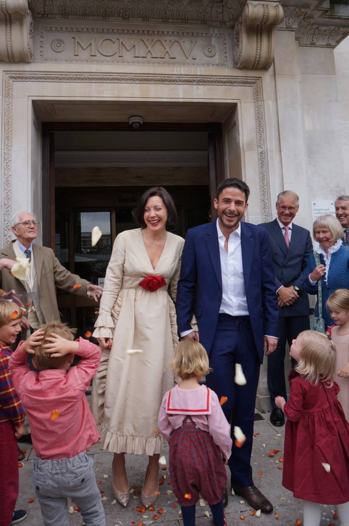 Cum să găsești rochia de mireasă vintage perfectă Editorul adjunct al HTSI Beatrice Hodgkin poartă o rochie Oscar de la Renta din anii '70 din mătase stridie