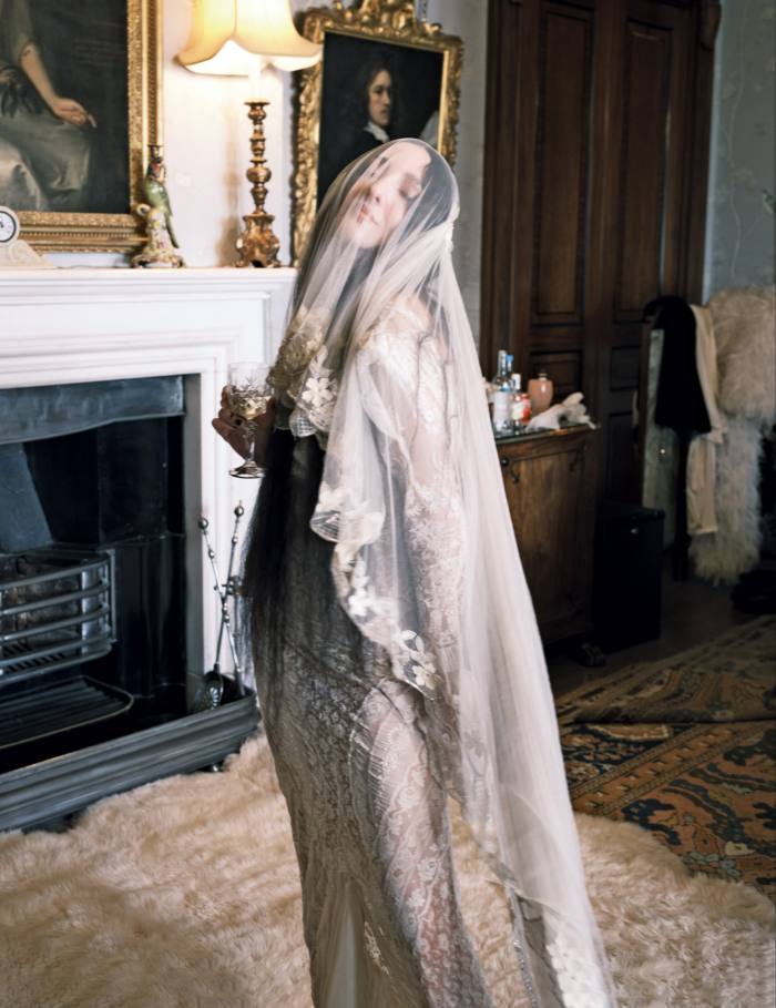 Cum să găsești rochia de mireasă vintage perfectă Tish Weinstock poartă o rochie din dantelă vintage din Normandia, făcută la comandă de Jane Bourvis
