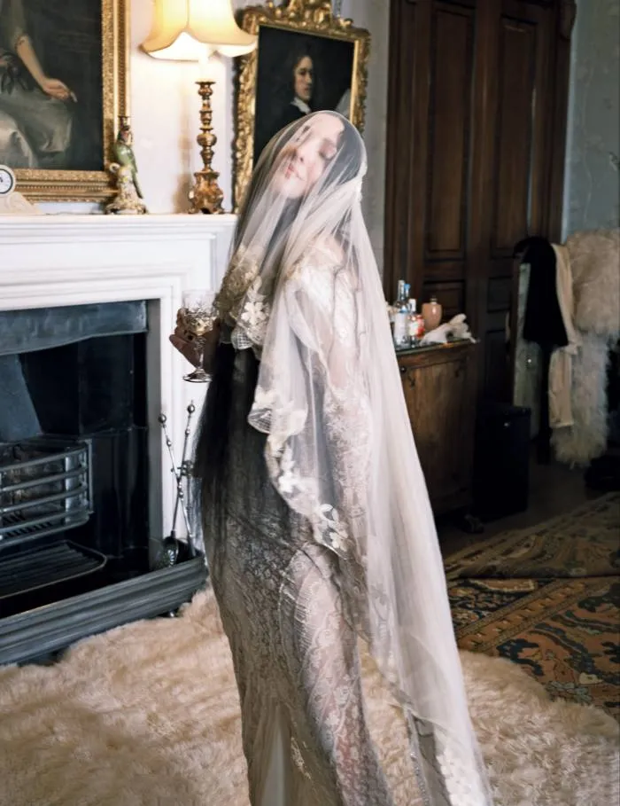 Tish Weinstock poartă o rochie din dantelă vintage din Normandia, făcută la comandă de Jane Bourvis