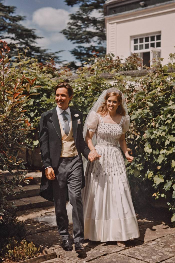 Cum să găsești rochia de mireasă vintage perfectă Prințesa Beatrice de York poartă o rochie de epocă Norman Hartnell aparținând bunicii ei, Regina Elisabeta a II-a