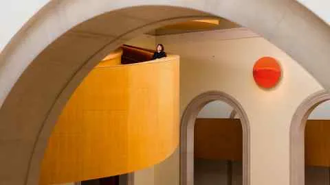 Scara în spirală proiectată de Frank Gehry la Galeria de Artă din Ontario