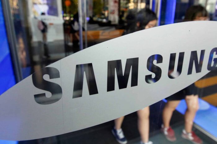 2011 10 28T120000Z 451094219 GM1E7AS119A02 RTRMADP 3 SAMSUNG 1