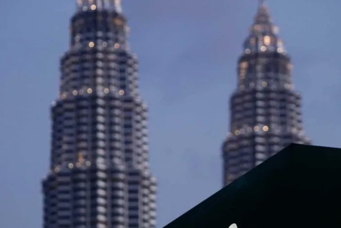 2012-07-02T120000Z_2064322118_GM1E8720R9E01_RTRMADP_3_MALAYSIA-PETRONAS-1682389659.jpg