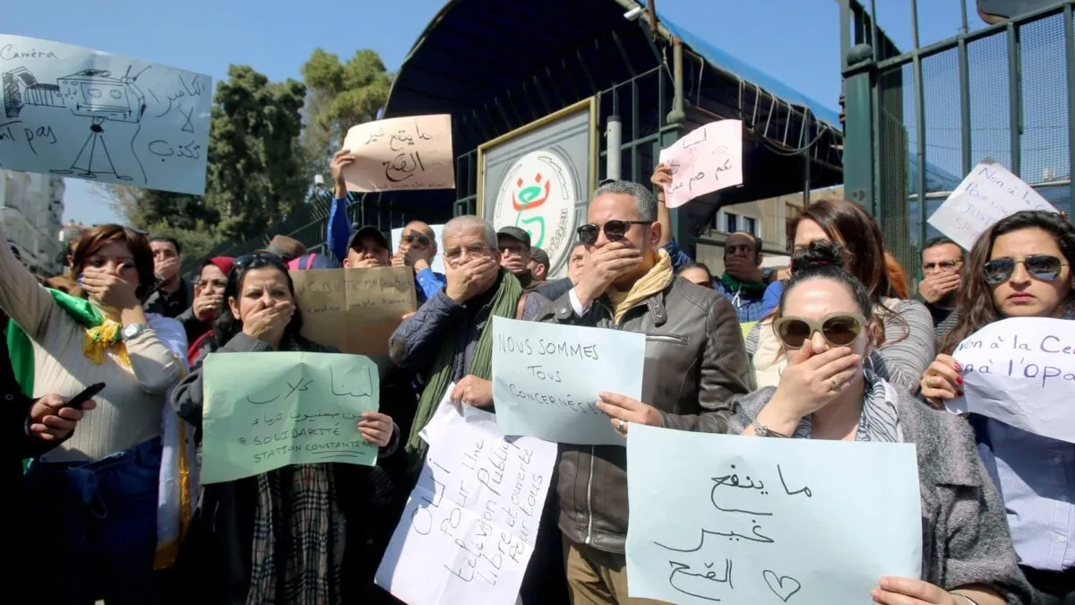2019-03-25T000000Z_804690747_RC13AB3E35E0_RTRMADP_3_ALGERIAN-PROTESTS-TV.jpg