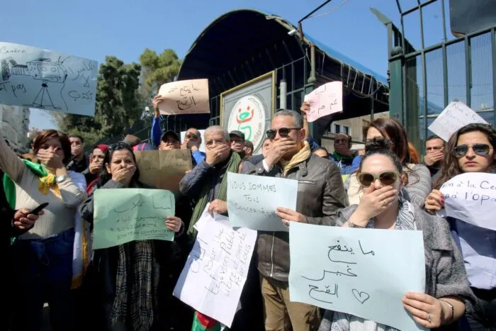 2019-03-25T000000Z_804690747_RC13AB3E35E0_RTRMADP_3_ALGERIAN-PROTESTS-TV.jpg