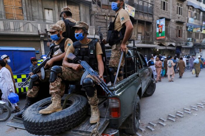 2021-04-26T163343Z_881227878_RC2S3N931J7U_RTRMADP_3_HEALTH-CORONAVIRUS-PAKISTAN-MILITARY.jpg