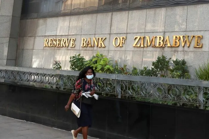 2022-07-25T151232Z_723824770_RC2XIV9AUJHR_RTRMADP_3_ZIMBABWE-ECONOMY.jpg
