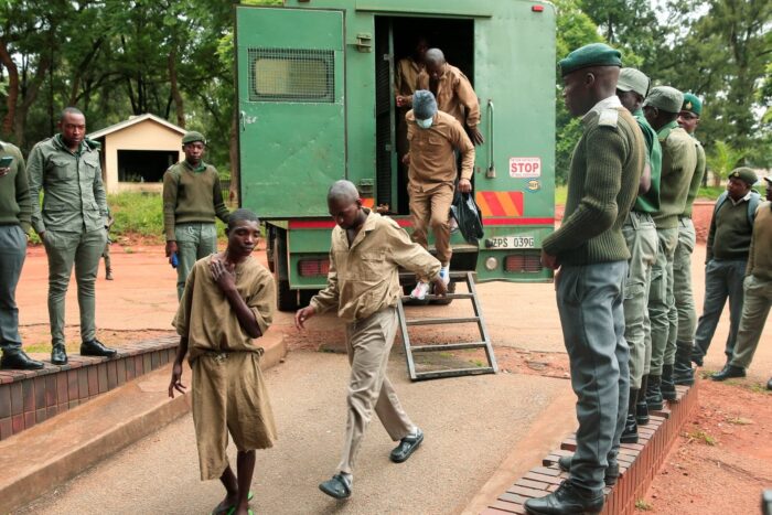 Opoziţia simte că poliţia se încinge înaintea votului în Zimbabwe | Robert Mugabe 2023 01 17T150317Z 1899806020 RC29SY9HTM6D RTRMADP 3 ZIMBABWE POLITICS