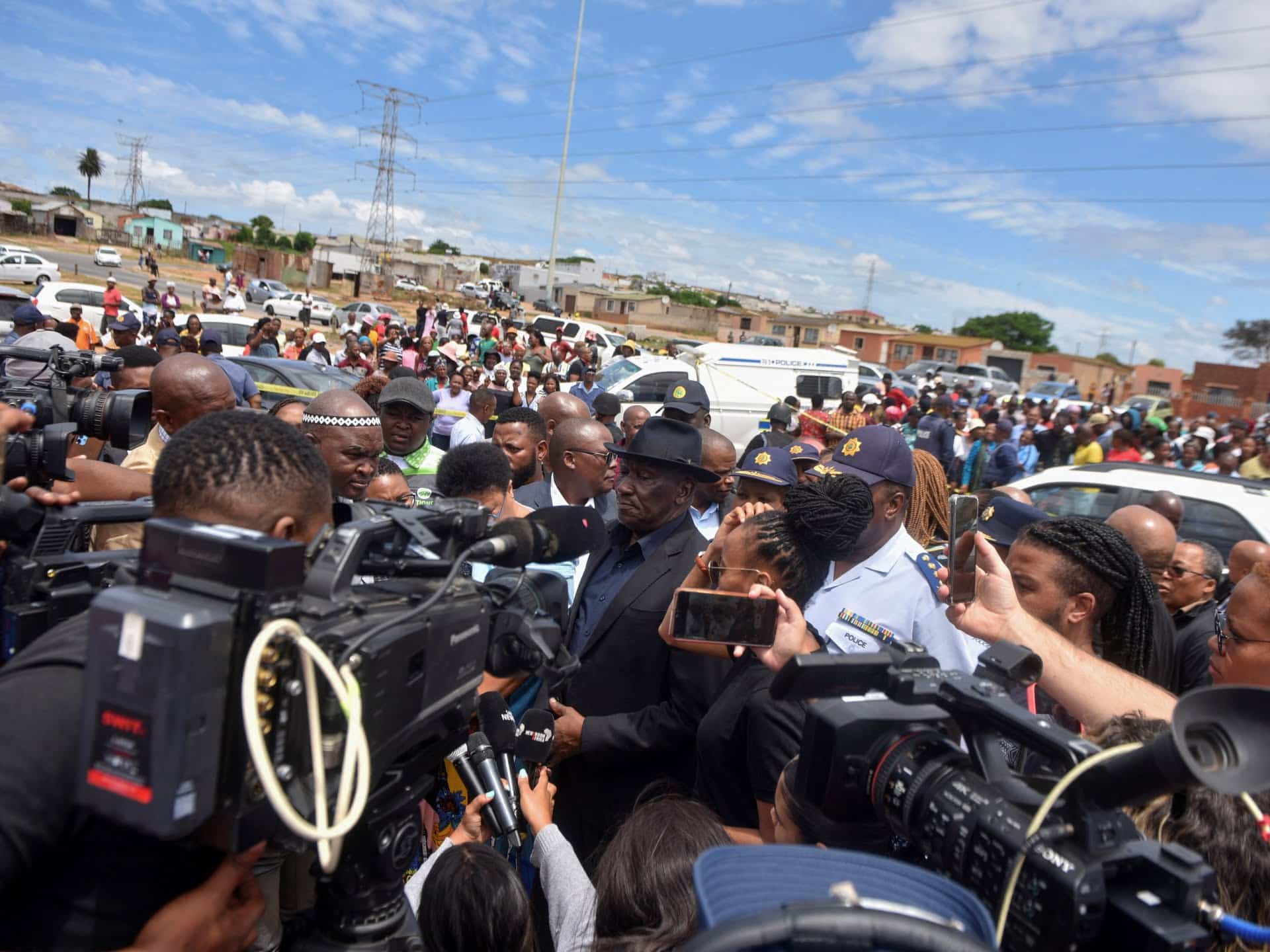 Zece persoane au murit în timp ce bărbații înarmați țin ambuscadă o familie în Africa de Sud