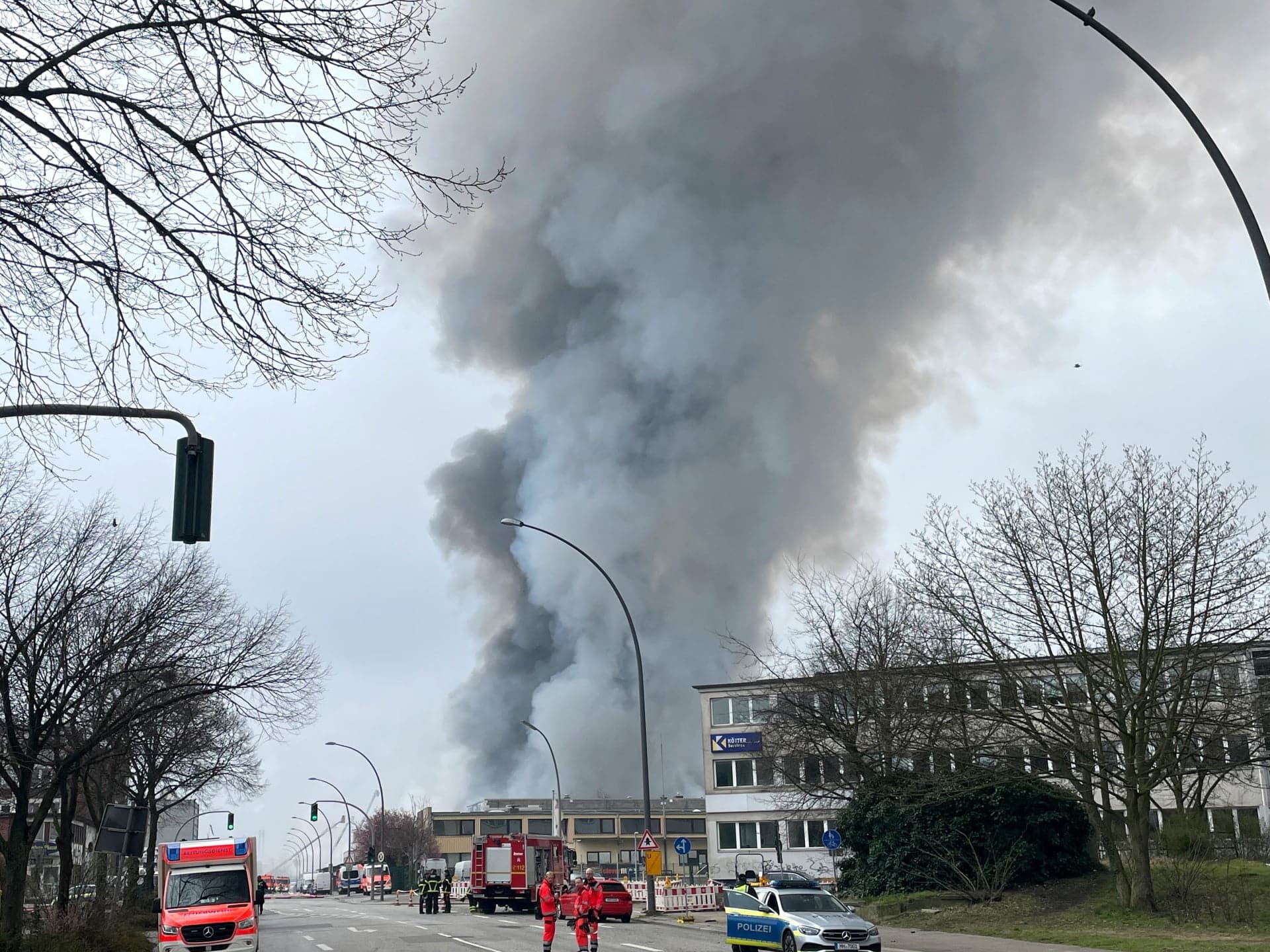 În Hamburg zeci de persoane sunt evacuate în timp ce fumul din incendiul oprește trenurile