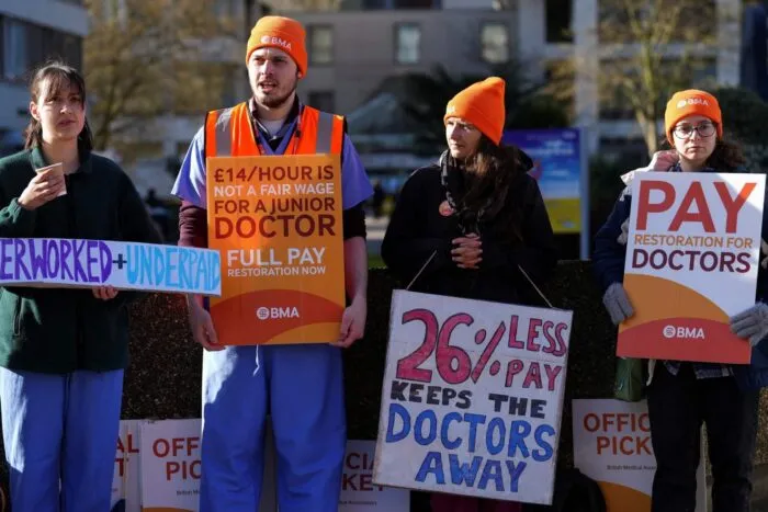2023-04-11T084135Z_69927461_RC27C0A689QY_RTRMADP_3_BRITAIN-STRIKES-HEALTHCARE.jpg