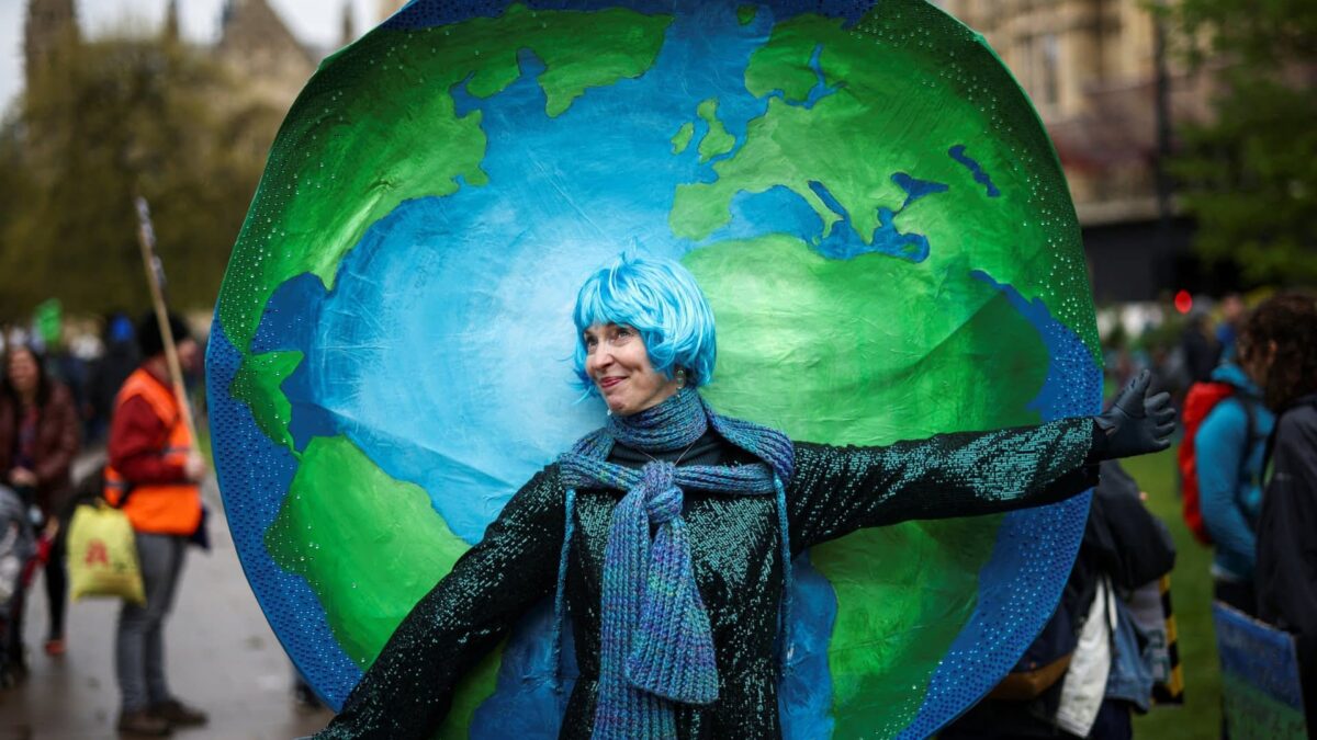 Extinction Rebellion lansează o acțiune în masă de patru zile la Londra 2023 04 21T111227Z 349781877 RC2ZI0AGSR1W RTRMADP 3 BRITAIN PROTESTS ENVIRONMENT 1682099458