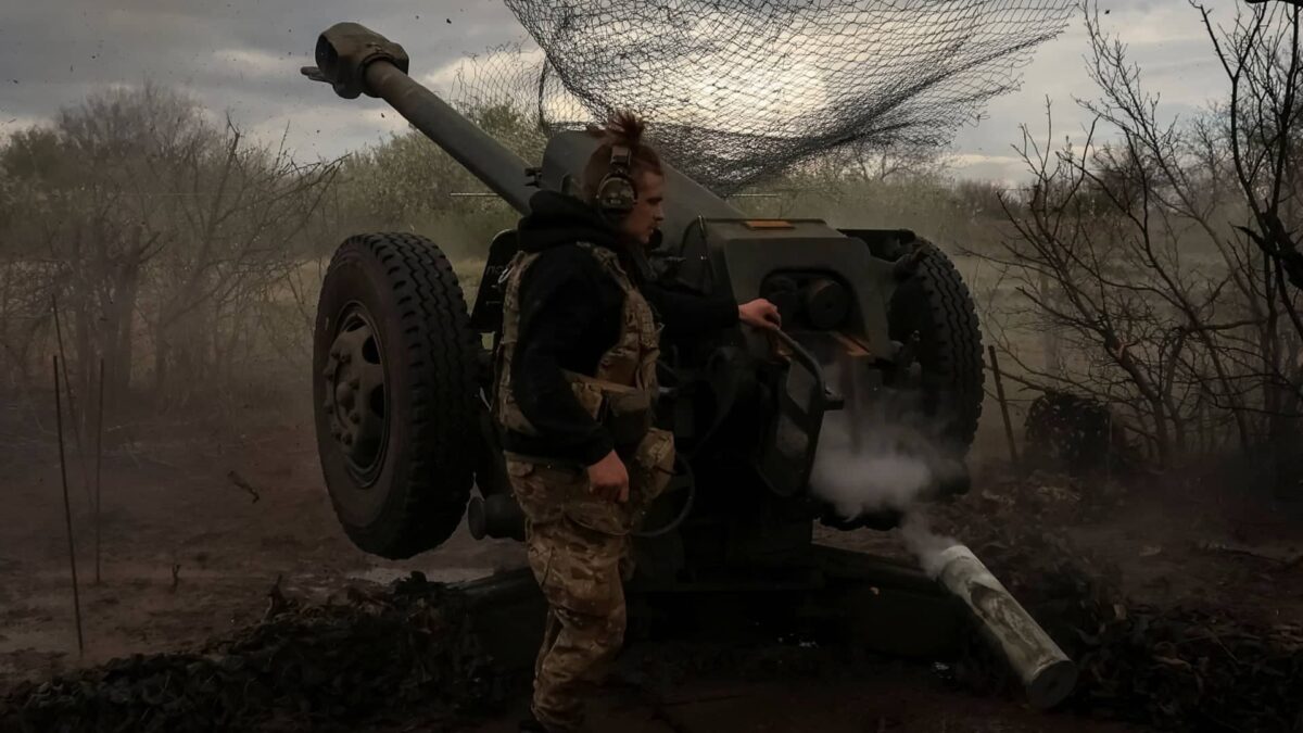 2023-04-23T202752Z_999790534_RC2EK0AXAOFJ_RTRMADP_3_UKRAINE-CRISIS-EAST-ARTILLERY-1682513443.jpg