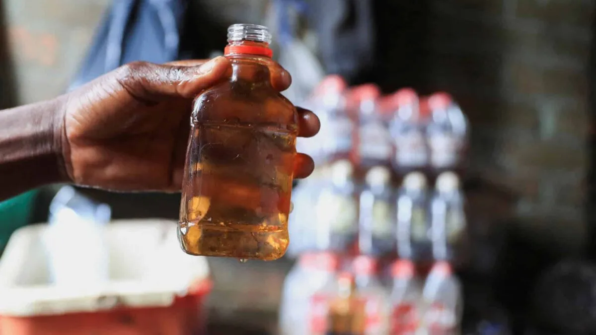 2023-04-24T070037Z_1745575794_RC2LZZ9U4KEG_RTRMADP_3_ZIMBABWE-ECONOMY-ALCOHOL-1682334764.jpg