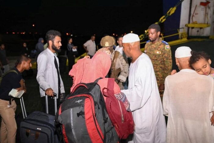 2023-04-25T094106Z_1238656287_RC2KL0AEO84G_RTRMADP_3_SUDAN-POLITICS-1682494185.jpg