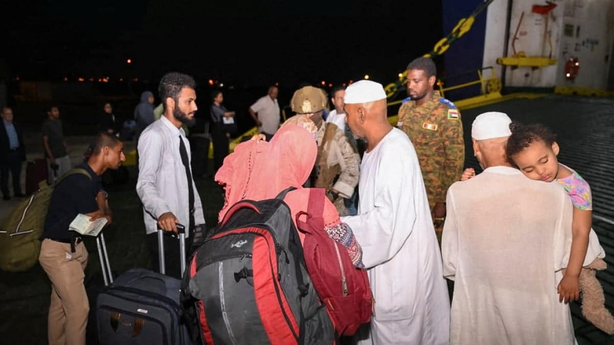 2023-04-25T094106Z_1238656287_RC2KL0AEO84G_RTRMADP_3_SUDAN-POLITICS-1682494185.jpg