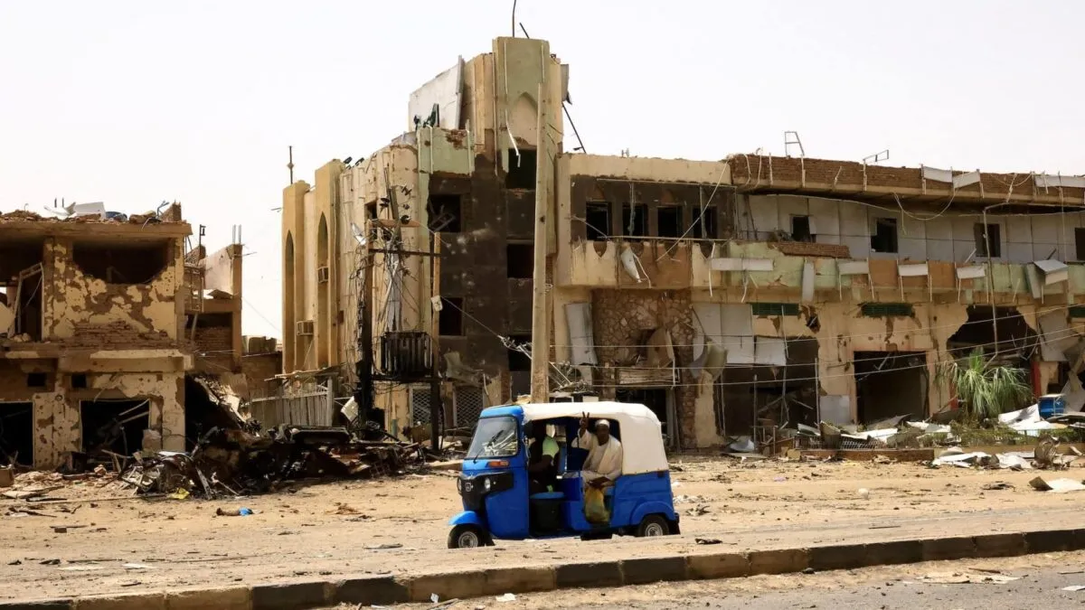 2023-04-27T135730Z_152616391_RC20N0A8NWHF_RTRMADP_3_SUDAN-POLITICS-1682609216.jpg
