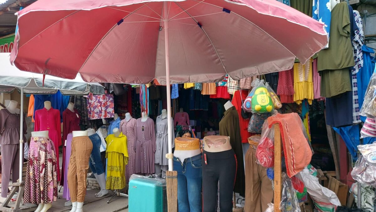 Războiul din Indonezia împotriva hainelor second-hand îi deranjează pe vânzătorii locali 20230329 125241