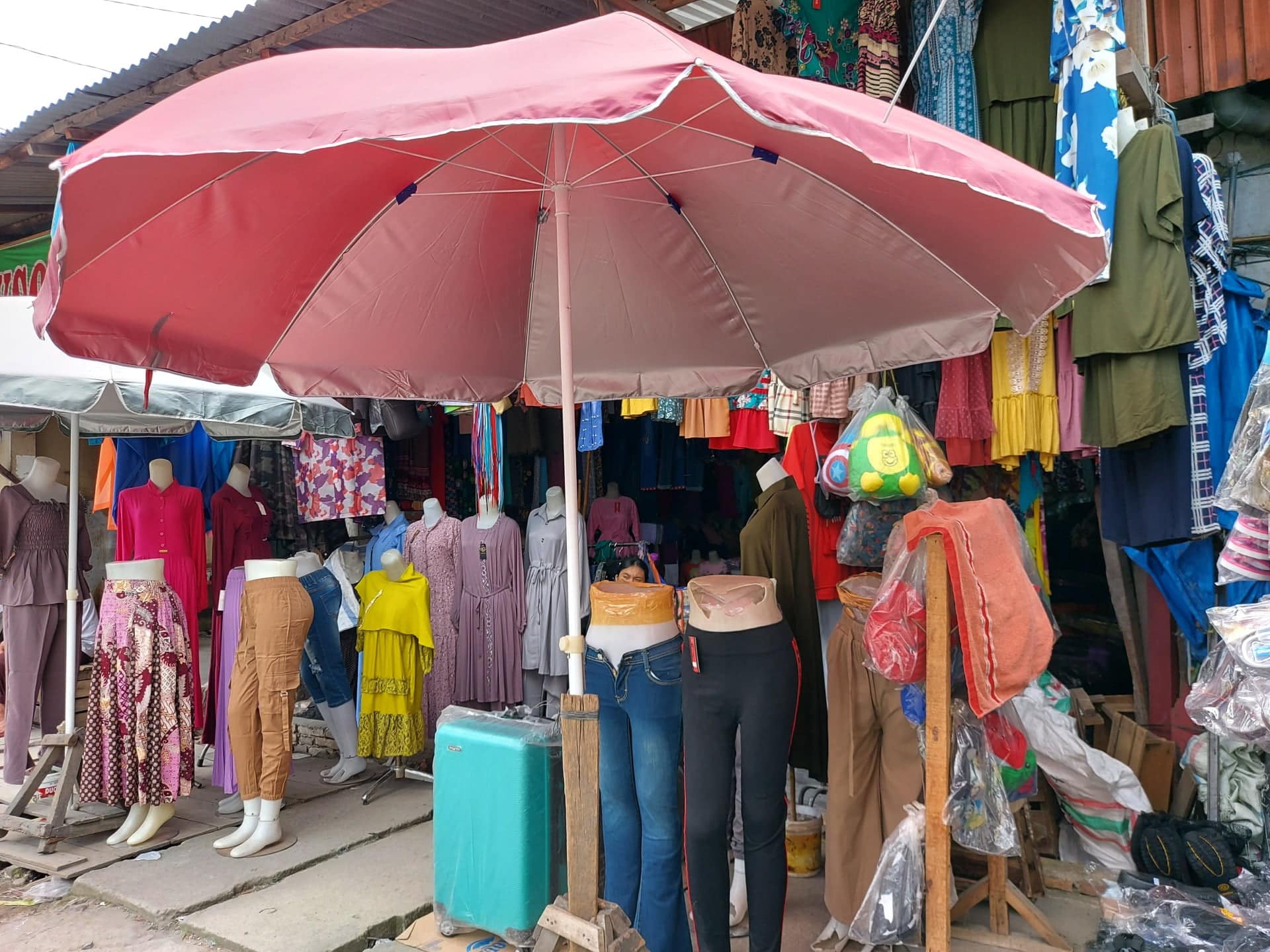 Războiul din Indonezia împotriva hainelor second-hand îi deranjează pe vânzătorii locali