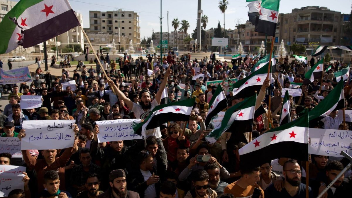 Sute de persoane protestează împotriva apropierii arabe de al-Assad din Siria 2E9A9500 1682317865