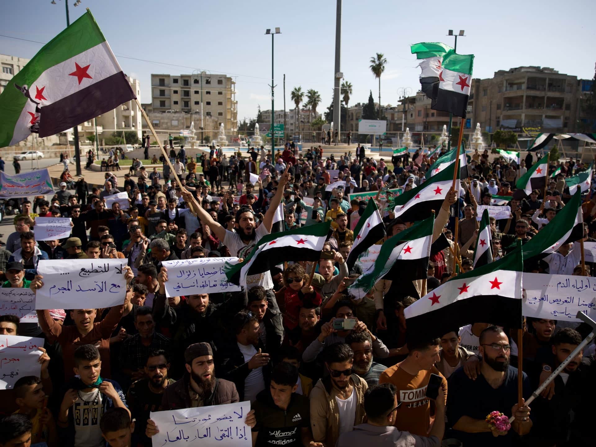Sute de persoane protestează împotriva apropierii arabe de al-Assad din Siria