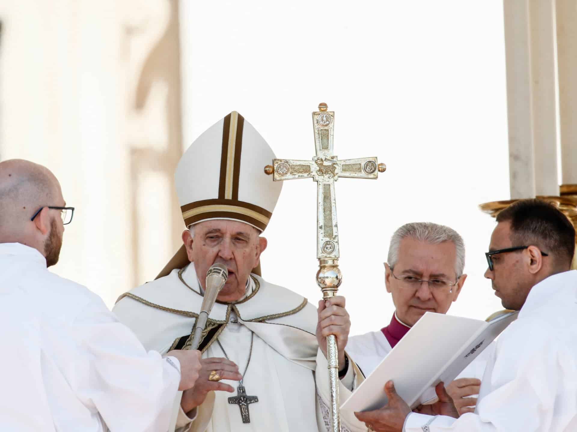 În timp ce Rusia continuă să bombardeze, Papa Francisc îndeamnă la pace în Ucraina