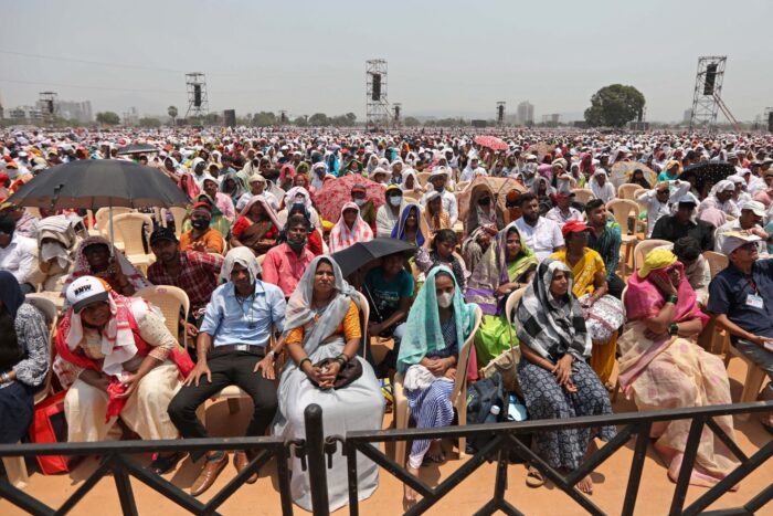 Insolația a ucis 11 persoane la evenimentul de decernare a premiilor guvernamentale din Maharashtra din India 33DC4HQ highres