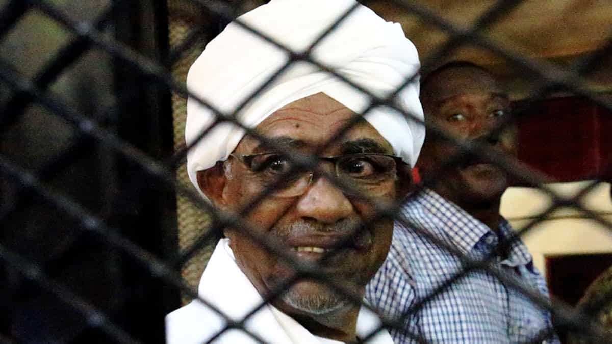 Președintele sudanez înlăturat, Omar al-Bashir, deținut la spitalul armatei