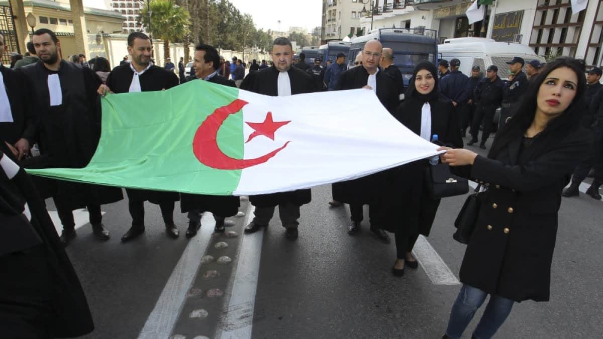 Parlamentul Algeriei aprobă legea care întărește controlul asupra mass-mediei