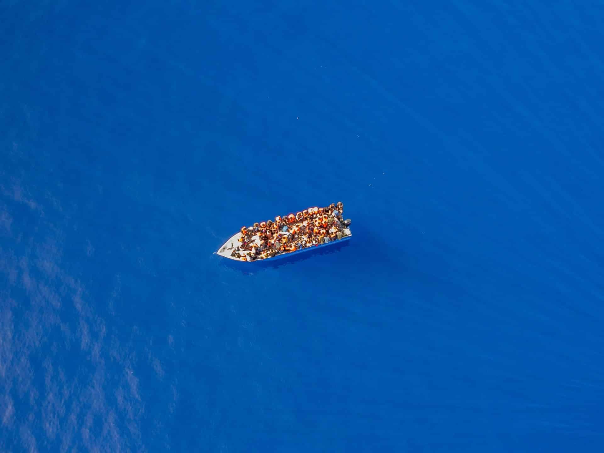 O barcă care transportă 400 de migranți este în derivă între Italia și Malta