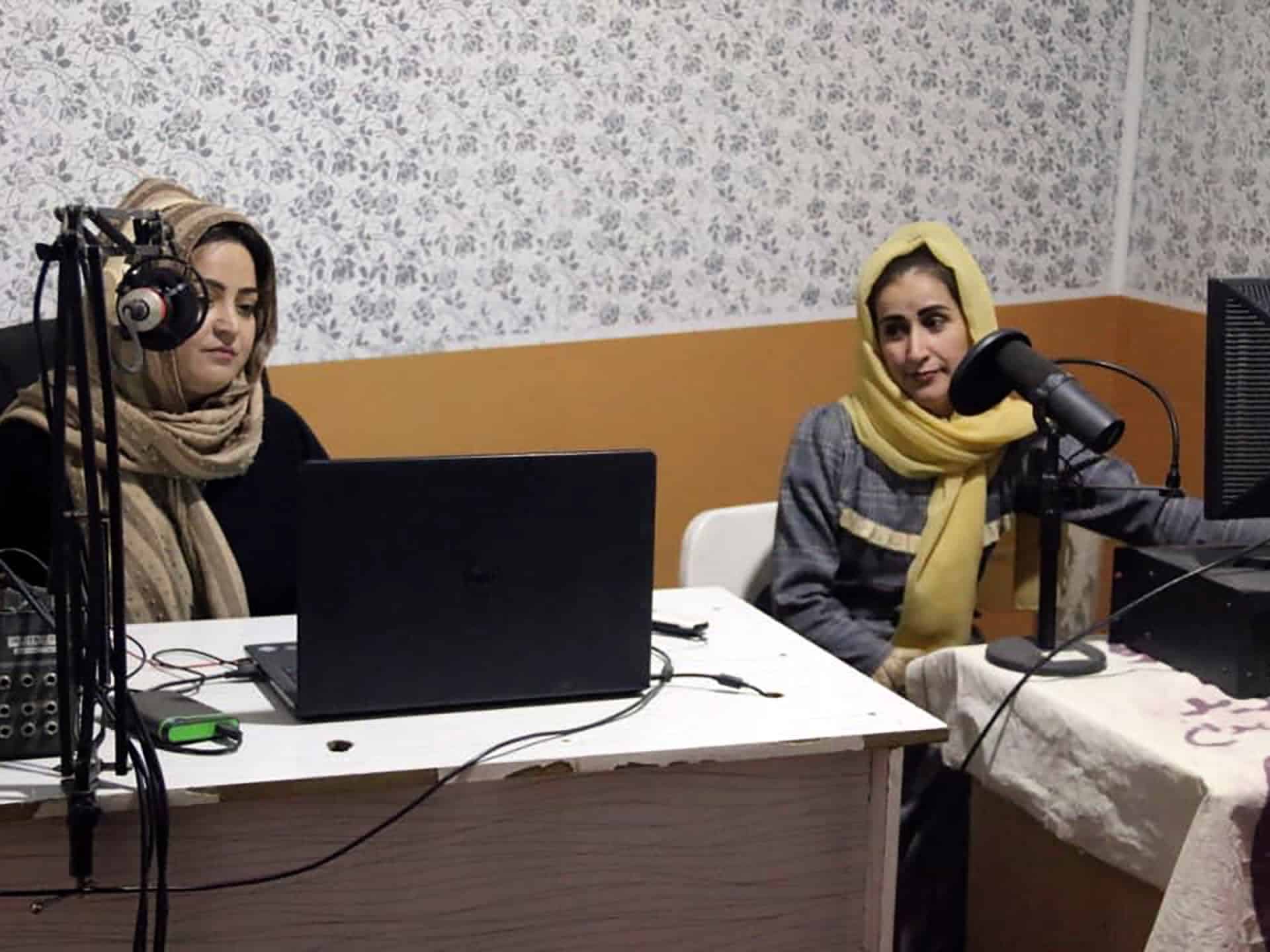 Talibanii închid un post de radio administrat de femei afgane pentru „cântare de muzică”