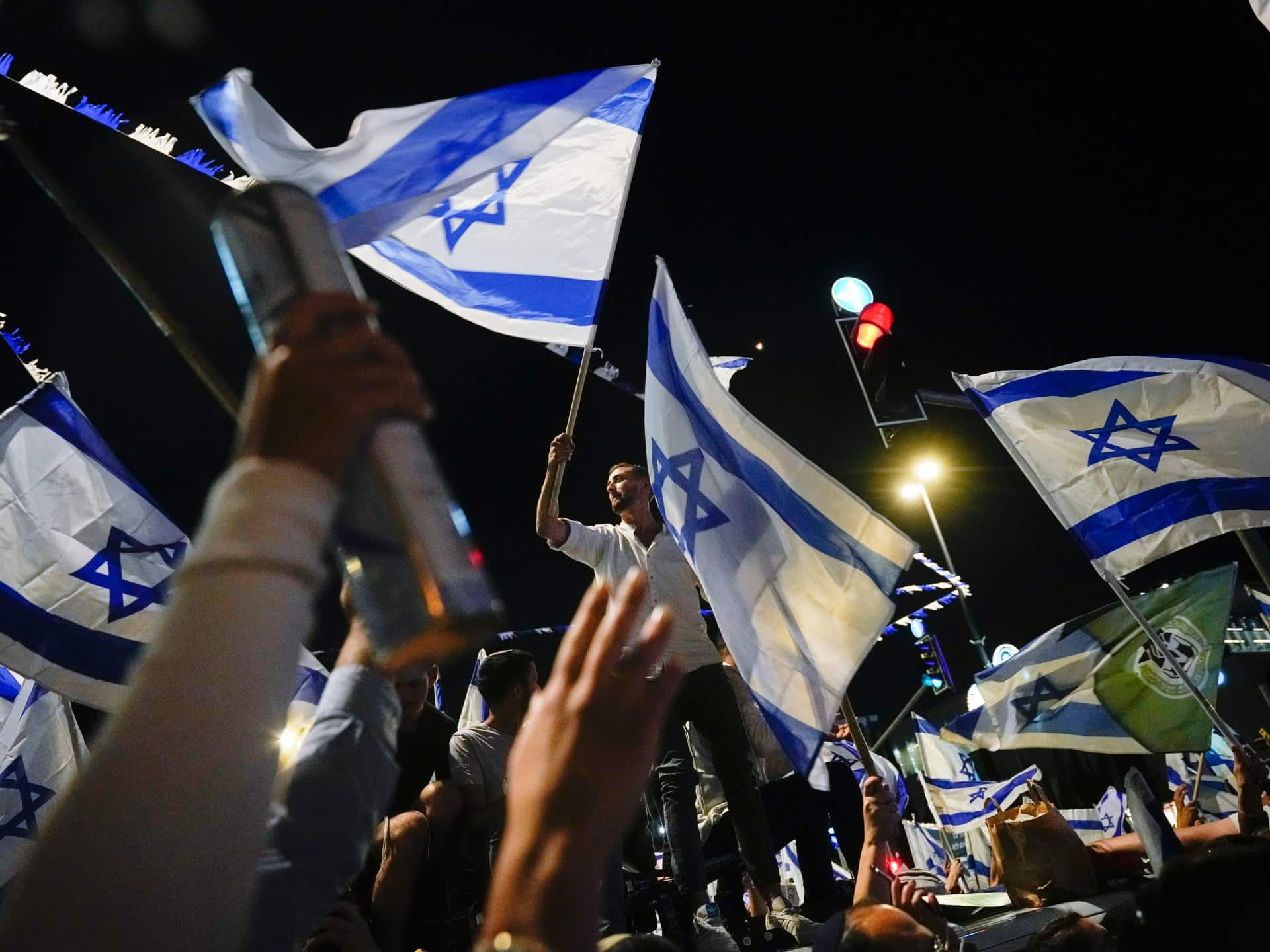 Mii de oameni se adună în sprijinul revizuirii judiciare dezbinate a Israelului