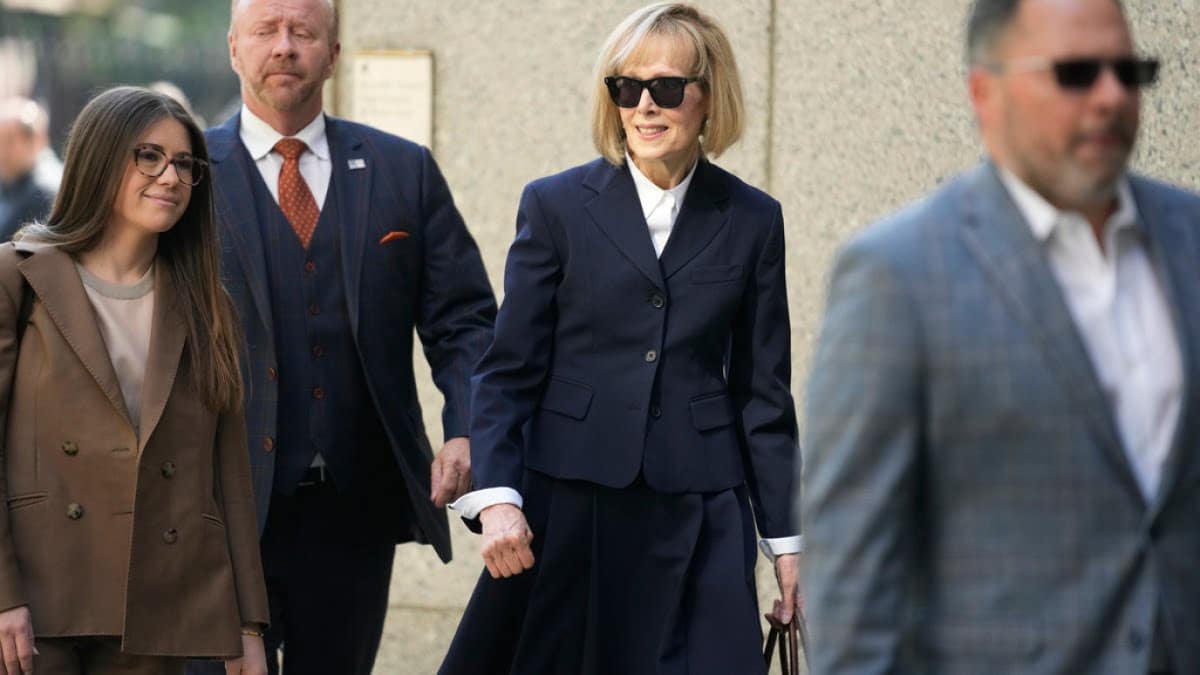 Columnistul E Jean Carroll începe să depună mărturie în procesul pentru viol Trump