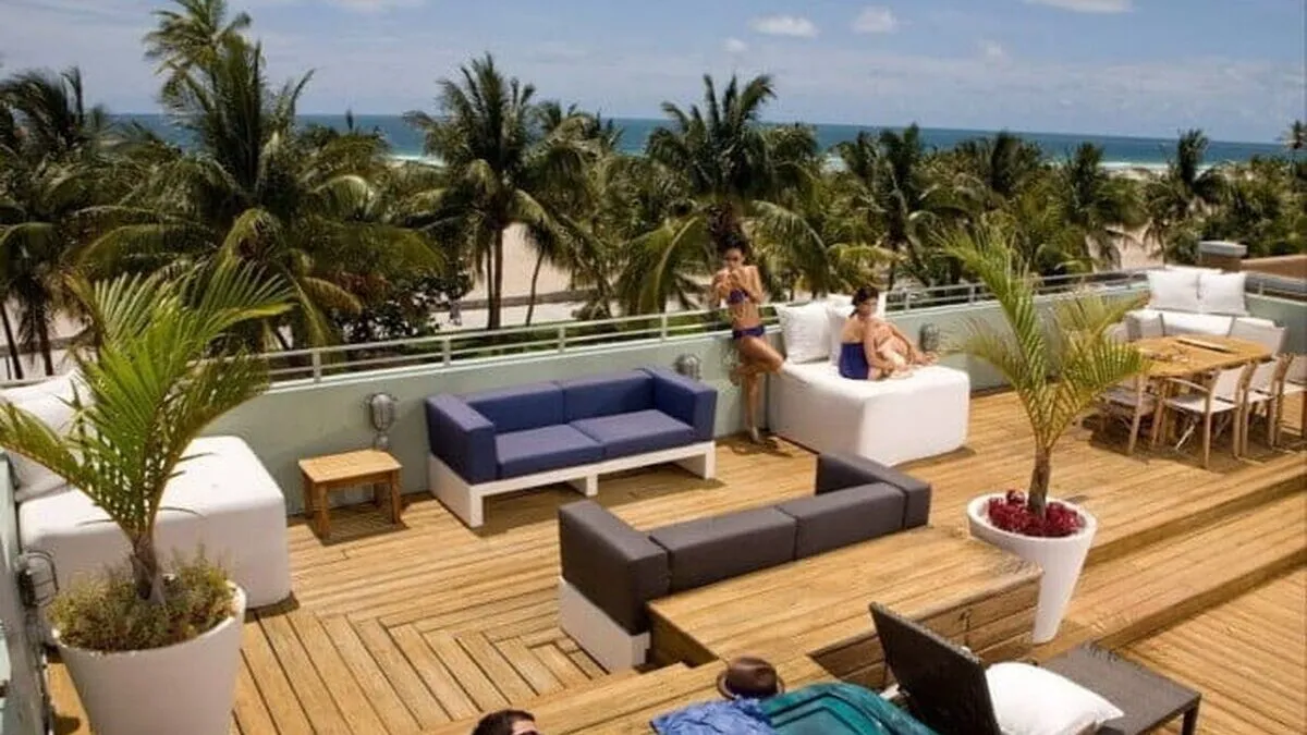 Hotelul-Pelican-reperul-excentric-al-lui-Diesel-Miami-Beach-primeste.jpg