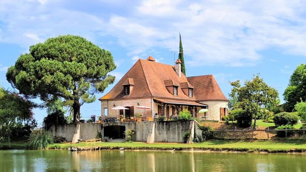 Proprietate-fierbinte-cinci-case-de-vanzare-in-Dordogne-Franta.jpg