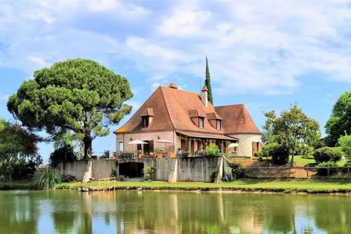Proprietate-fierbinte-cinci-case-de-vanzare-in-Dordogne-Franta.jpg