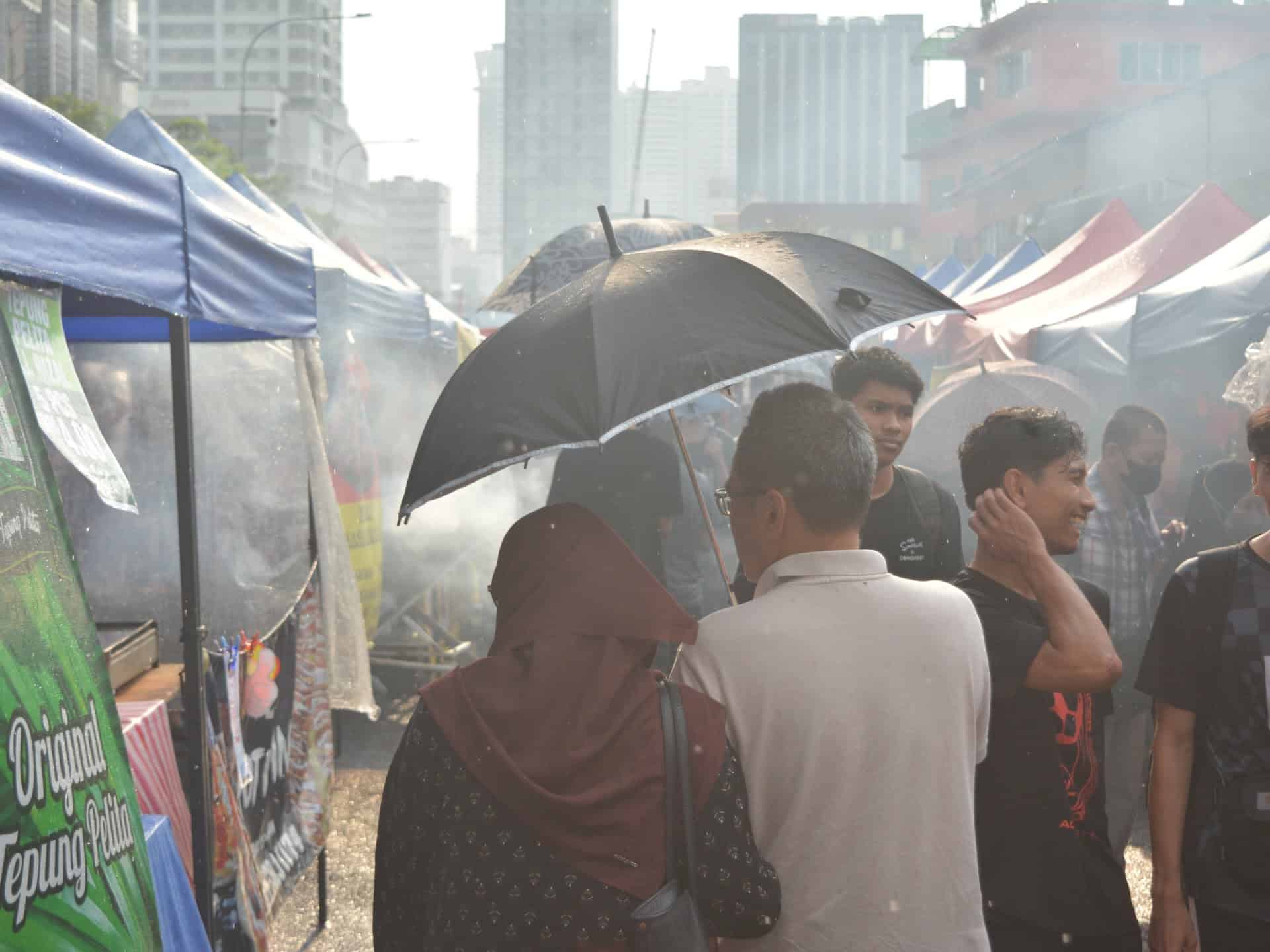 Bazarele de Ramadan din Malaezia atrag mulțimi, dar unele strâng cureaua